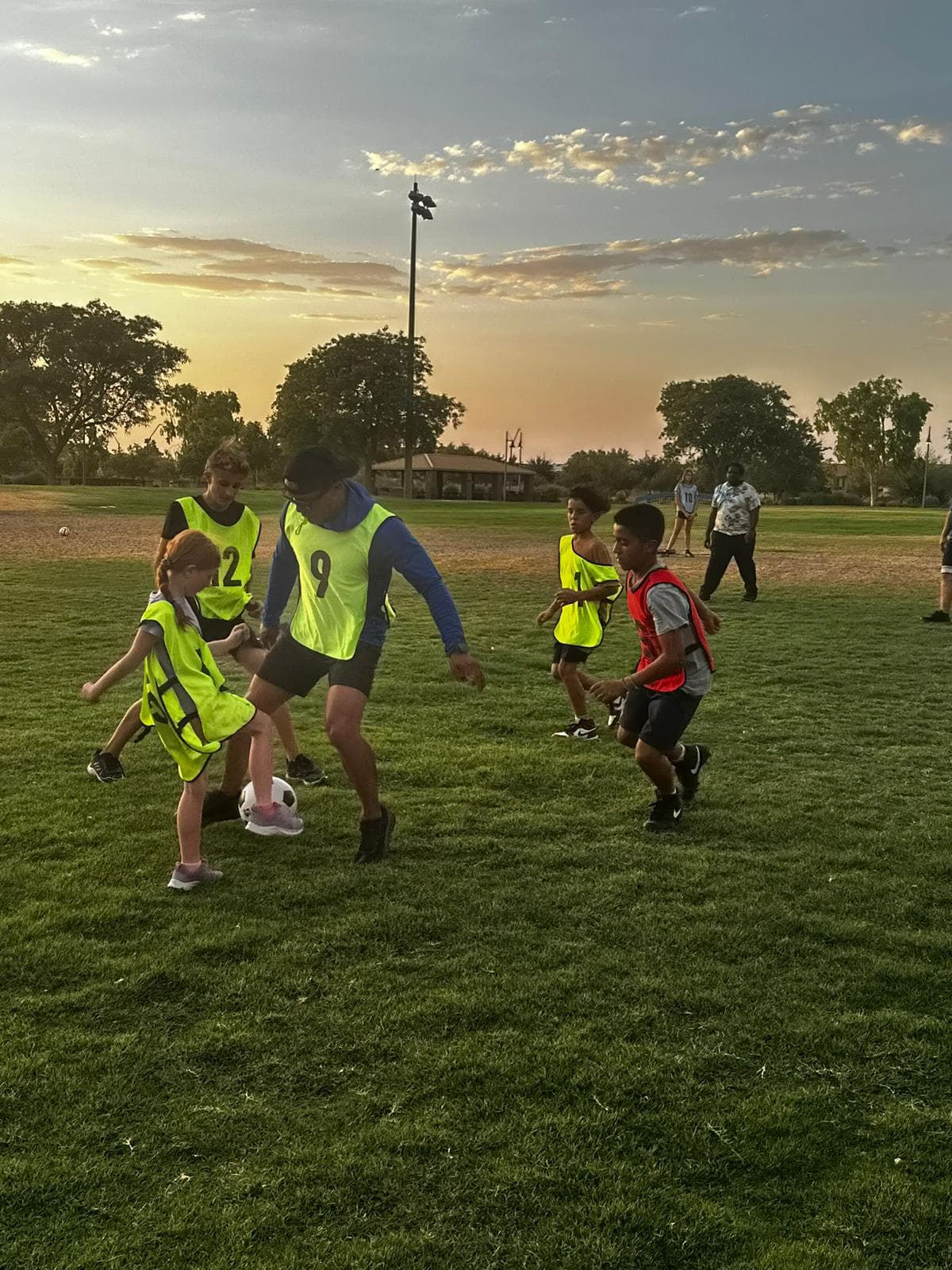 Programa deportivo juvenil - Niños y padres participando en actividades atléticas familiares