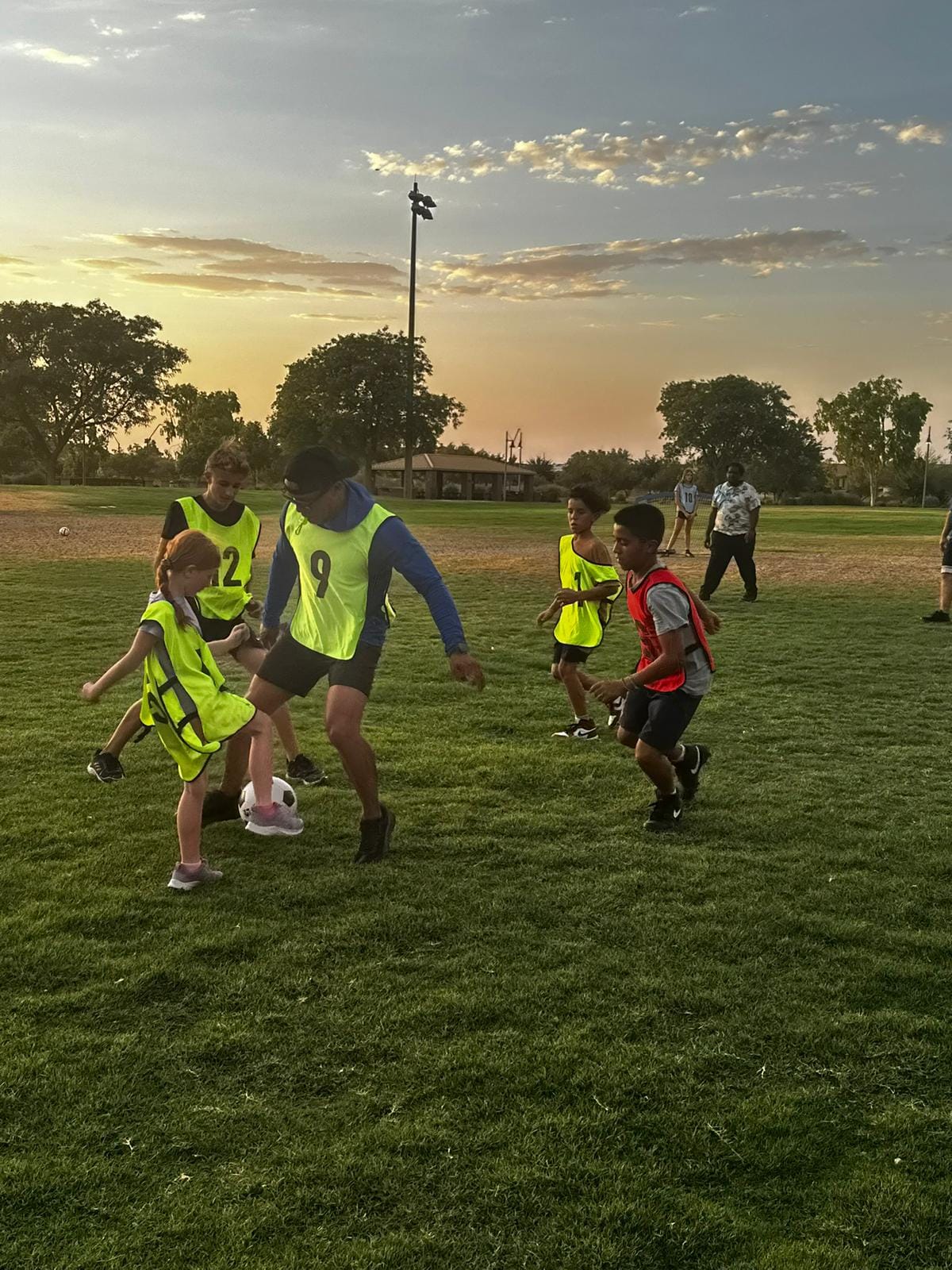 Programa deportivo juvenil - Niños y padres participando en actividades atléticas familiares