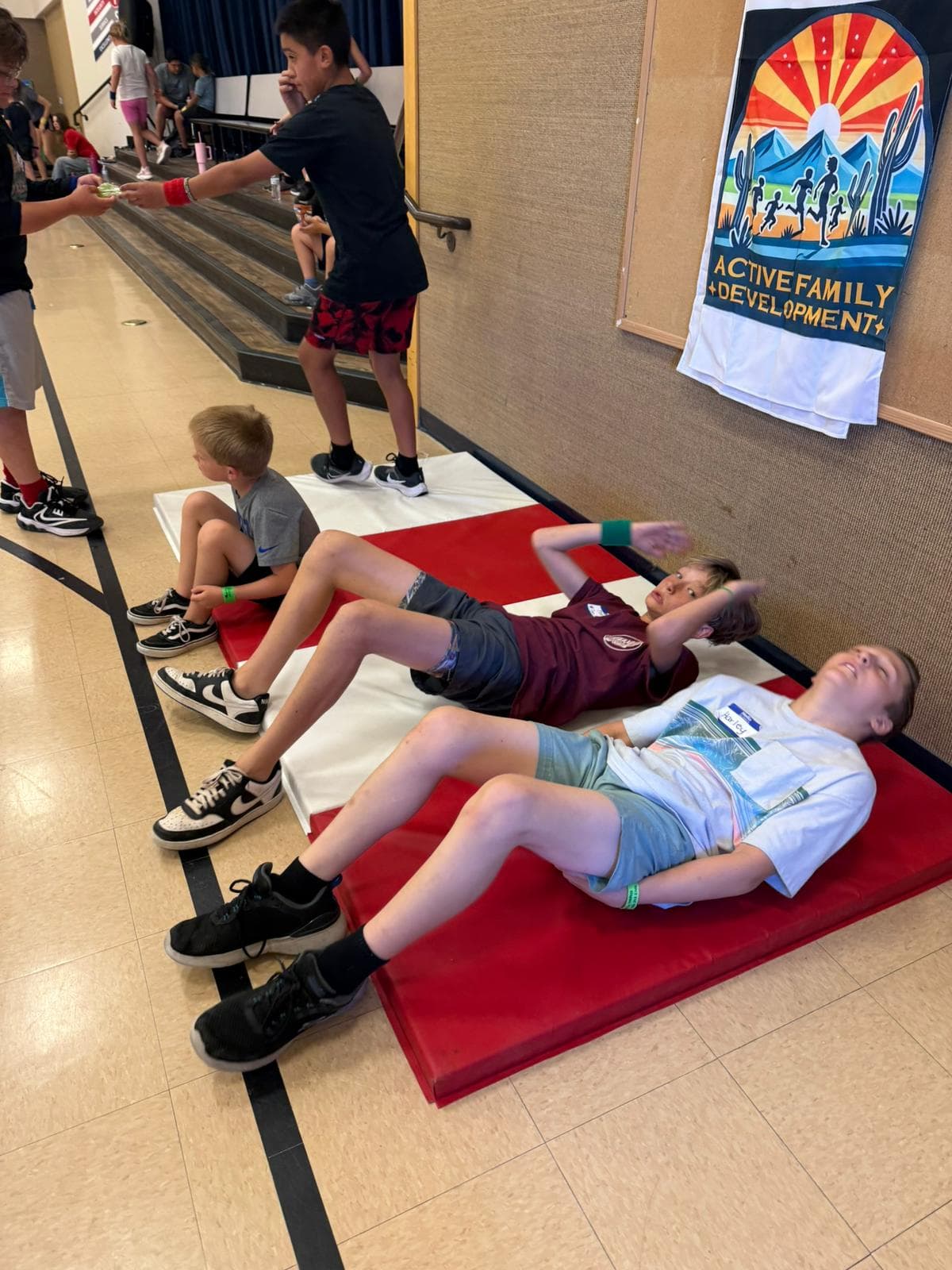 Niños y familias disfrutando de eventos deportivos organizados y actividades grupales