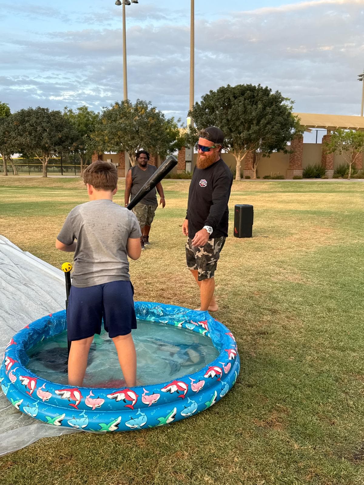 Jóvenes desarrollando habilidades sociales y deportivas en programas estructurados