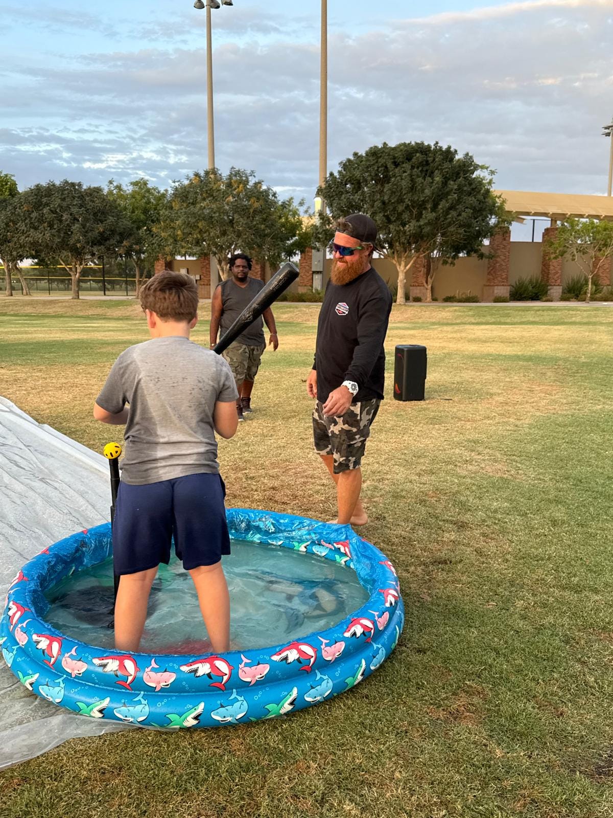 Jóvenes desarrollando habilidades sociales y deportivas en programas estructurados